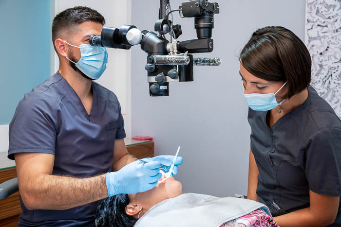 The root canal specialist is using a microscope in Cancun.